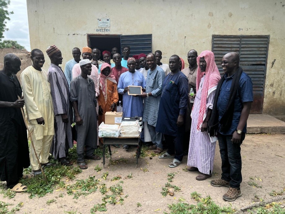 Distribution de matériel à Zafaya